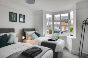 Spacious Three Bedroom House - Free Parking & Wifi